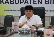 read news – Bintan Kejar Kepesertaan JKN-KIS yang Ditargetkan secara Nasional di Angka 98% Sekda Bintan Ronny Karitika saat memimpin rapat soal kepesertaan jkn kiss. (Foto : abdi perdana - batamtv.com)