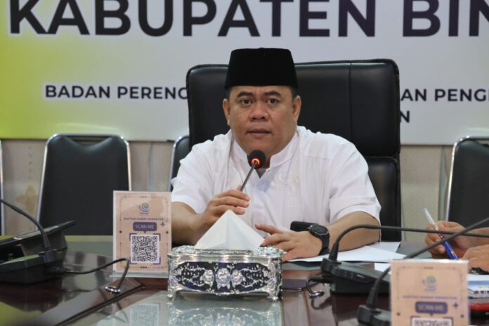 Sekretaris Daerah Kabupaten Bintan, Ronny Kartika yang memimpin rapat tersebut menjelaskan perlunya kajian secara komprehensif bagaimana dinamika terkait UHC di Kabupaten Bintan. Sebab yang menjadi catatan selama ini tingkat partisipasi masyarakat dalam membayar iuran BPJS Kesehatan masih perlu disupport. (Foto : abdi perdana batamtv.com)