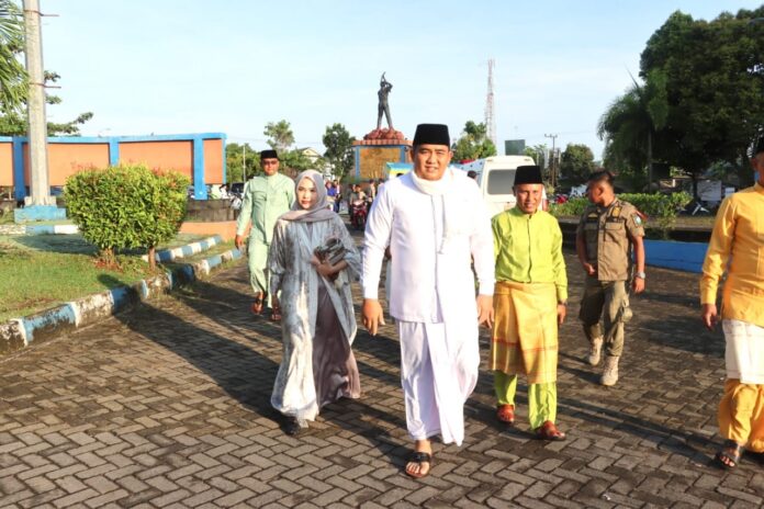 (Foto : abdi perdana - batamtv.com) Bupati Bintan usai salat Idul Fitri langsung memulai dengan rangkaian perayaan idul fitri. (Foto : abdi perdana - batamtv.com)