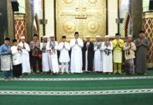 read news – Bupati Roby Ajak Umat Muslim untuk Bermunajat kepada Allah Bupati Bintan Roby Kurniawan usai salat idul ftri. (Foto : abdi perdana - batamtv.com)