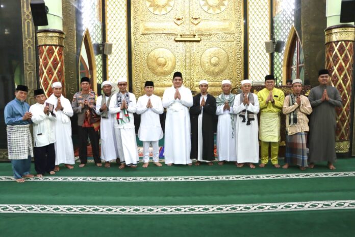 Bupati Bintan Roby Kurniawan usai salat idul ftri. (Foto : abdi perdana - batamtv.com)