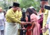 read news – Bupati Bintan Bersilaturahmi dengan Warga di Hari Kemenangan Bupati Bintan Roby Kurniawan saat besembang bersama warga . (Foto: abdi perdana - batamtv.com)