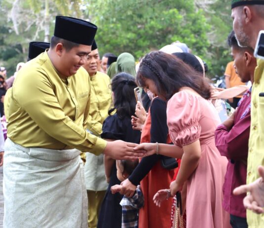 read news – Bupati Bintan Bersilaturahmi dengan Warga di Hari Kemenangan Bupati Bintan Roby Kurniawan saat besembang bersama warga . (Foto: abdi perdana - batamtv.com)