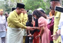 read news Masyarakat Luapkan Kegembiraan di Hari Kemenangan Bersama Bupati Roby Bupati Bintan Roby Kurniawan melakukan halal bihalal di beberapa tempat . (Foto : abdi perdana - batamtv.com)