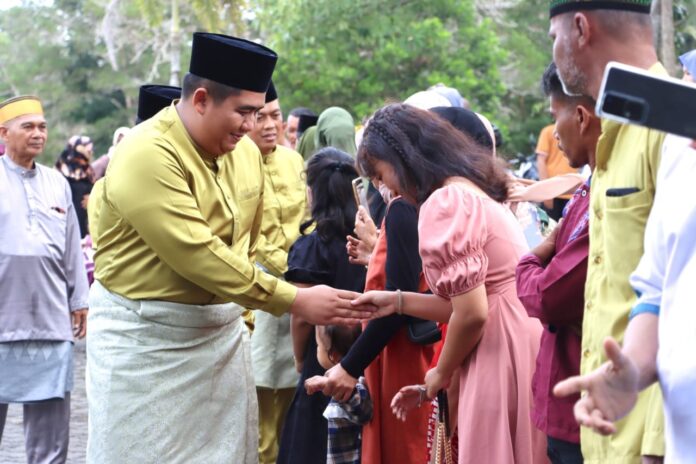  Bupati Bintan Roby Kurniawan melakukan halal bihalal di beberapa tempat . (Foto : abdi perdana - batamtv.com) 