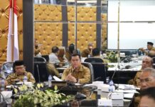 read news- 20 Cabang Lomba Bakal Mengisi MTQH ke-XIII Bintan Dalam persiapan menyambut event Musabaqoh Tilawatil Qur'an dan Hadis (MTQH) ke-XIII Tingkat Kabupaten Bintan Tahun 2024, dilaksanakan rapat lanjutan persiapan MTQH. Dipimpin langsung oleh Sekda Bintan, Ronny Kartika,(Foto : abdi perdana - batamtv.com)