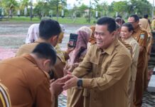read news – Apel ASN Pasca Lebaran, Ini Pesan Sekda Bintan Sekda Kabupaten Bintan, Ronny Kartika memimpin apel perdana ini . Di hadapan seluruh PNS dan Honorer Pemkab Bintan, Ronny menyampaikan pasca Ramadan dan Idulfitri 1445 Hijriah hendaknya dapat memberikan semangat dalam pelayanan yang lebih maksimal kepada masyarakat. (Foto: abdi perdana - batamtv.com)