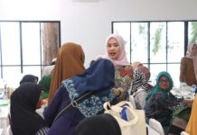 read news Pelayanan KB Gratis di Bintan Dijejali Ibu-ibu Ketua TP-PKK Bintan, Hafizha Rahmadhani mengajak seluruh ibu-ibu hebat di Kabupaten Bintan untuk mendatangi Puskesmas masing-masing dalam rangka mendapatkan Pelayanan KB gratis. (Foto : abdi perdana - batamtv.com)