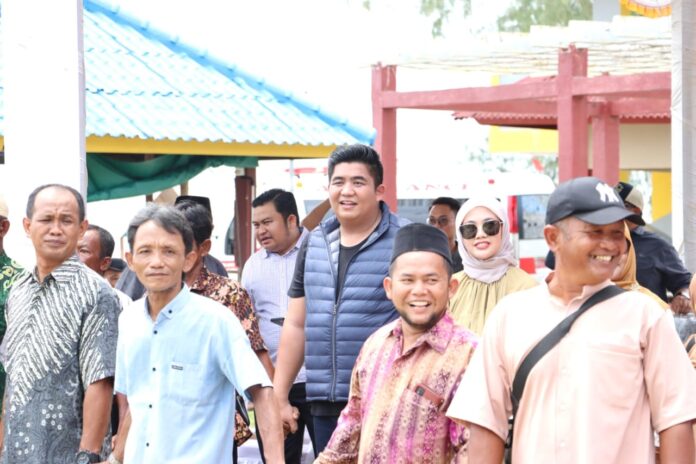 Bupati Bintan Roby Kurniawan (tengah) didampingi Ketua TP-PKK Bintan, Hafizha Rahmadhani  berkumpul bersama seluruh RT/RW se-Kabupaten Bintan dalam bentuk silaturahmi  dalam rangka Temu Wicara Bersama Bupati Bintan yang disejalankan dengan Halal bi Halal RT/RW se-Bintan.  (foto : abdi perdana - batanmtv.com)