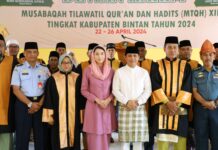 read news- Bupati Bintan Berharap Dewan Hakim Berikan Penilaian Terbaik Wakil Bupati Bintan Ahdi Muqsit (baju putih) menyampaikan bahwa dalam pelaksanaan MTQH pasti akan banyak hal yang harus di koordinasikan dengan baik antar panitia kegiatan, juga harus saling menjaga antar sesama terkait kerja sama demi suksesnya pelaksanaan MTQH. (Foto : abdi perdana - batamtv.com)