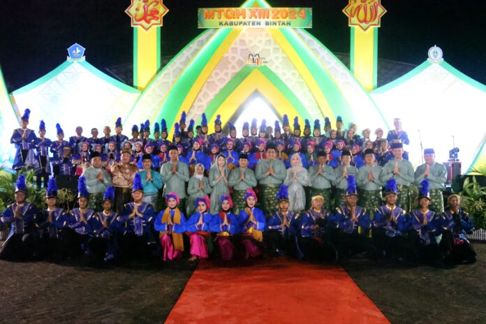 Pembukaan Musabaqah Tilawatil Qur'an dan Hadist (MTQH) ke-XIII tingkat Kabupaten Bintan secara  resmi sudah dibuka Bupati Bintan, Roby Kurniawan (tengha) , Senin malam (22/04). (Foto : abdi perdana - batamtv.com)