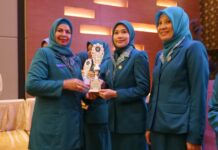 read news – Semua Kategori Lomba Jambore PKK Kepri 2024 , PKK Bintan Dapat Piala Ketua TP-PKK Bintan, Hafizha Rahmadhani (tengah) saat menerima penghargaan itu mengungkapkan kegembiraan sekaligus kebanggaan luar biasa terhadap para kadernya yang turut berpartisipasi pada. (Foto : abdi perdana - batamtv.com)