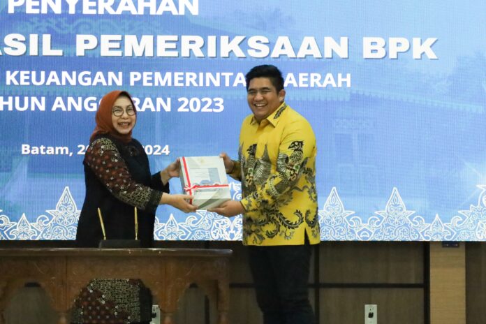 ( (Foto : abdi perdana - batamtv.com) Kepala BPK Perwakilan Provinsi Kepri, Emmy Mutiarini, S.E., Ak., M.Si., CA., CSFA., ACP menyampaikan Laporan Hasil Pemeriksaan Keuangan Pemda Bintan Tahun Anggaran 2023 dengan Opini Wajar Tanpa Pengecualian (WTP) kepada Bupati Bintan, Roby Kurniawan. Jumat Jumat (26/4) siang. ( (Foto : abdi perdana - batamtv.com)