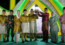 read news – Bintan Timur Keluarg sebagai Juara Umum MTQH ke-XIII Bintan Bupati Bintan Roby Kurniawan (keenam dari kiri) memberikan hadiah dalam Penutupan ajang MTQH Kabupaten Bintan dilakukan Jumat malam (26/04) di Arena Utama Lapangan Relief Antam Kijang. (Foto : abdi perdana - batamtv.com)