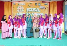 read news Jika Dibandingkan, Ikan Kembung Tak Kalah Gizinya dengan Salmon Ketua TP-PKK Bintan, Hafizha Rahmadhani (keenam dari kanan) mengunjungi SDN 007 Gunung Kijang dalam rangka B2SA Goes to School, Sabtu pagi (27/04). (Foto : abdi perdana - batamtv.com)