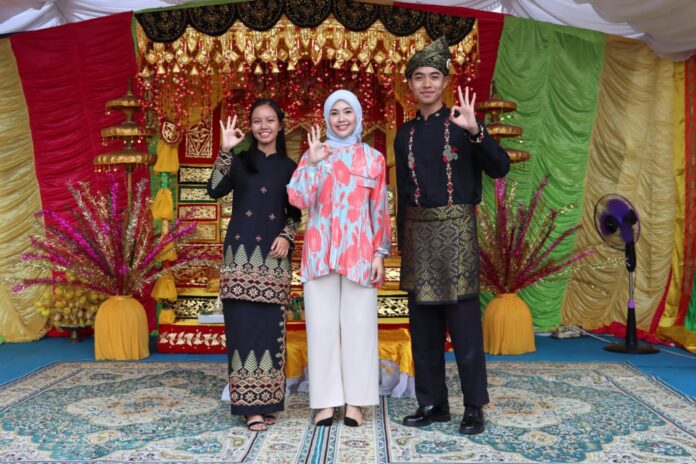 Ketua TP-PKK Bintan, Hafizha Rahmadhani (tengah) tak henti dibuat berdecak kagum melihat rangkaian demi rangkain peringatan Hari Ulang Tahun (HUT) ke-31 SMA Negeri 1 Bintan Utara (Foto : abdi perdana - batamtv.com)