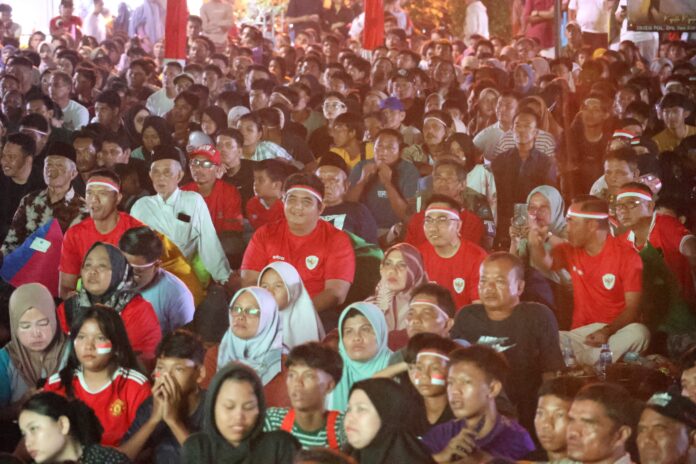 Bupati Bintan, Roby Kurniawan menyaksikan tayangan kebanggaan duel antara Timnas Indonesia berhadapan dengan Timnas Uzbekistan. (Foto : abdi perdana - batamtv.com)