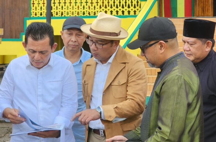 (Foto: dwi susoilo - batamtv.com) Gubernur Kepulauan Riau H. Ansar Ahmad yang mengajak Kang Emil sang arsitektur ulung yang telah banyak merancang masjid terkenal di Indonesia. (Foto: dwi susoilo - batamtv.com)