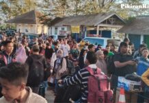 read news – Pelabuhan Ranai Dijejali 400 Lebih Penumpang Naik dan Turun Ratusan penumpang baik yang turun maupun naik ke kapal memadati pelabuhan ranai . (Foto : abdi perdana - batamtv.com)