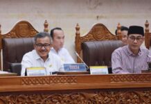 read news – Waka III dan Waka II DPRD Kota Batam Pimpin Paripurna Ranperda Penyelenggaraan Pemakaman Rapat paripurna ke empat di tahun 2024 dipimpin Wakil Ketua III DPRD Kota Batam Ahmad Surya (kanan) didampingi Waka II Yunus Muda dan dihadiri Sekretaris Daerah (Sekda) Kota Batam Jefridin Hamid (kiri) , Rabu (24/4/2024). (Foto ; muhammad amin - batamtv.com)