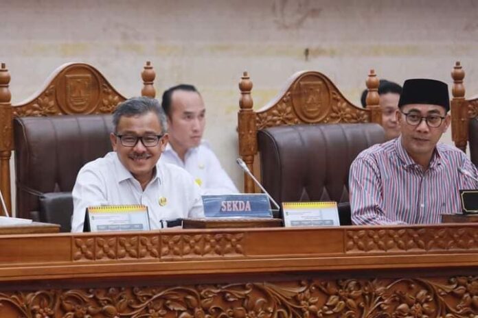 Rapat paripurna ke empat di tahun 2024 dipimpin Wakil Ketua III DPRD Kota Batam Ahmad Surya (kanan) didampingi Waka II Yunus Muda dan dihadiri Sekretaris Daerah (Sekda) Kota Batam Jefridin Hamid (kiri) , Rabu (24/4/2024). (Foto ; muhammad amin - batamtv.com)