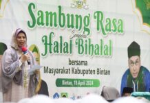 read news – Dewi Ansar Hadiri Hadiri Halalbihalal di Kijang Ketua Badan Kontak Majelis Taklim (BKMT) Provinsi Kepulauan Riau Hj. Dewi Kumalasari Ansar menghadiri kegiatan Tabligh Akbar dan Halal Bi Halal. (Foto : abdi perdana - batamtv.com)