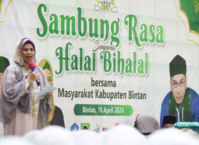 Ketua TP PKK Kepri Dewi Ansar saat mengikuti halal bi halal di Bintan. (Foto : abdi perdana-Batamtv.com)