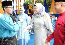 read news – Amsakar Sambangi Kediaman Walikota Batam Wakil Walikota Batam Amsakar Achmad disambut Rani Rafitriyani saaat silaturahmi di Kediaman walikota Batam. (Foto: abyaqsa ramadan - batamtv.com)