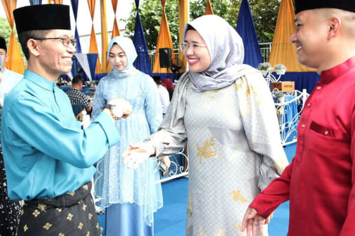 Wakil Walikota Batam Amsakar Achmad disambut Rani Rafitriyani saaat silaturahmi di Kediaman walikota Batam. (Foto: abyaqsa ramadan - batamtv.com)