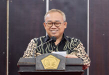 read news – Inilah Sosok yang akan Diusung Partai Golkar di Pilkada Karimun Sekdako Karimun Firmasnyah yang digadang akan maju di Pilkada mewakili Golkar. (Foto: abdi perdana - batamtv.com)