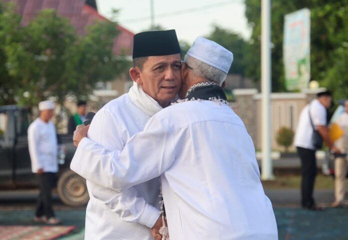 Gubernur Kepri Ansar Ahmad usai melaksanakan salat idul fitri di Lingga . (Foto : abdi perdana - batamtv.com)