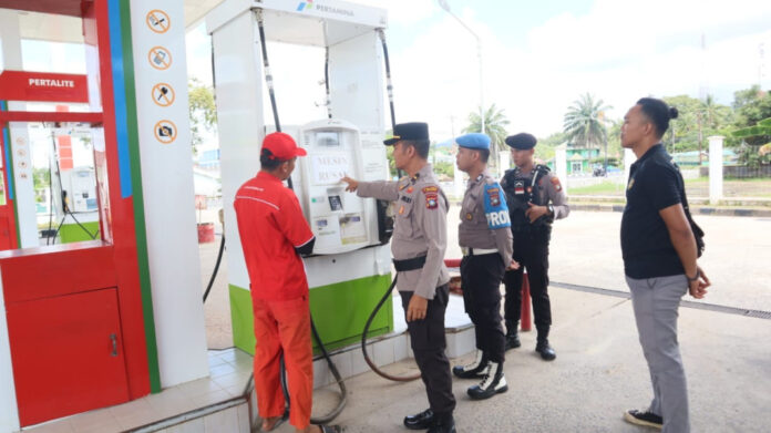 Pengecekan di SPBU di Lingga dilakukan polisi demi menghindari kecurangan selama ramadan dan idul fitri . (Foto: abdi perdana - atamtv.com)