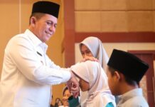 read news – Jelang Idul Fitri, Gubernur Ansar Bersilaturahmi dengan Jajaran Pemprov Gubernur Kepulauan Riau H. Ansar Ahmad saat bersilaturahmi dengan Pegawai ASN / Non ASN, Petugas Kebersihan dan Taman di Lingkungan Biro Umum Setda Provinsi Kepri bertempat di Aula Wan Seri Beni Kantor Gubernur, Dompak, Tanjungpinang, Kamis (04/04). (Foto : dwi susilo - batamtv.com)