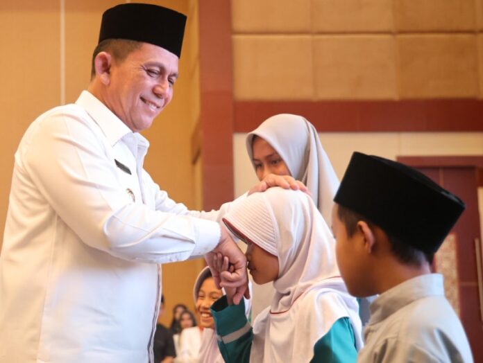 Gubernur Kepulauan Riau H. Ansar Ahmad saat bersilaturahmi dengan Pegawai ASN / Non ASN, Petugas Kebersihan dan Taman di Lingkungan Biro Umum Setda Provinsi Kepri bertempat di Aula Wan Seri Beni Kantor Gubernur, Dompak, Tanjungpinang, Kamis (04/04). (Foto : dwi susilo - batamtv.com)