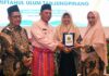 read news – IAI MU Beralih Status dari Sekolah Tinggi Agama Islam Miftahul Ulum Tanjungpinang Gubernur Kepulauan Riau H. Ansar Ahmad (kedua dari kiri) meresmikan Institut Agama Islam Miftahul Ulum (IAI-MU) Tanjungpinang yang ditandai dengan penandatanganan prasasti di Aula Wan Seri Beni, Dompak, Tanjungpinang, Rabu (24/04).(Foto : dw isusilo - baytamtv.com)