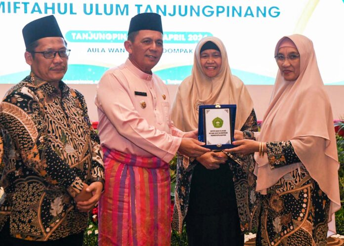 Gubernur Kepulauan Riau H. Ansar Ahmad (kedua dari kiri) meresmikan Institut Agama Islam Miftahul Ulum (IAI-MU) Tanjungpinang yang ditandai dengan penandatanganan prasasti di Aula Wan Seri Beni, Dompak, Tanjungpinang, Rabu (24/04).(Foto : dw isusilo - baytamtv.com)