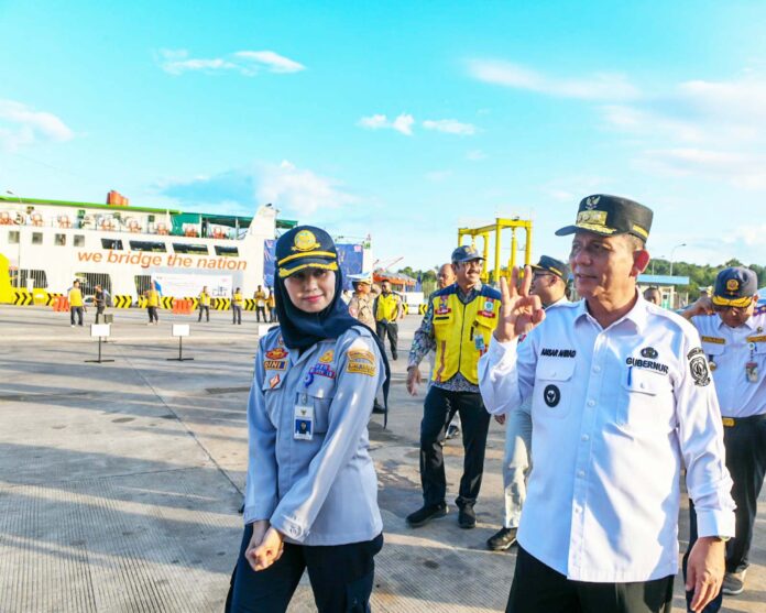 Gubernur Kepulauan Riau H. Ansar Ahmad memimpin langsung Apel Pembukaan Posko Angkutan Lebaran 1445 H di Pelabuhan ASDP Telaga Punggur, Batam, Rabu (03/04).  (Foto : miuhammad amin - batamtv.com)
