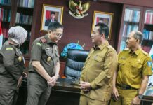 read news Silaturahmi Perdana Kajati Kepri dengan Gubernur Ansar Silaturahmi Kepaka Kejati Kepri Teguh dengan Gubernur Kepri Ansar Ahmad . (Foto : dwi susilo - batamtv.com)