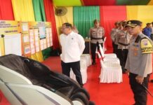 read news – Data Pendukung Operasi Ketupa Seligi Dicek Itwasda Polda Kepri Tim Itwasda Polda Kepri dipimpin Kombes Pol Ismail beserta 3 anggota melakukan pengecekan seluruh administrasi serta data pendukung terkait pelaksanaan Operasi Ketupat Seligi 2024 di Polres Karimun, Selasa (16/4/2024). (Foto : abdi perdan - batamtv.com)