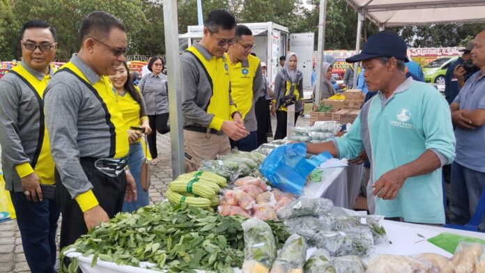 Dinas Pertanian, Pangan dan Perikanan (DP3) Kota Tanjungpinang menggelar pasar murah atau gerakan pangan murah (GPM) di halaman Rumah Dinas Wali kota Tanjungpinang, Selasa (23/4/2024). (Foto : dwi susilo - batamtv.com)