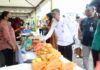 read news – Ini Upaya Pemko Tanjungpinang Atasi Inflasi Pj Walikota Tanjungpinang Hasan saat melihat berjalannya Pasar Murah . (Foto : dwi susilo - batamtv.com)