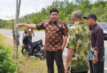 read news – Roby Kurniawan Cek Pelebaran Jalan Lintas Timur Bupati Bintan roby Kurniawan melakukan pengecekan di lokasi pelebaran jalan. (Foto : abdi perdana - batamtv.com)
