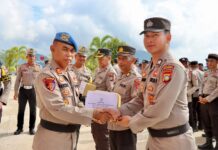 read news – Anggota Teladan Keselamatan Lalulintas Dapat Penghargaan Wakapolres Kepulauan Anambas, Kompol Hendriyanto, S.H, M.H., bersama Satlantas Polres Kepulauan Anambas memberikan penghargaan kepada tiga personil teladan dalam penggunaan helm dan kedisiplinan lalu lintas. (Foto : abdi perdana - batamtv.com )