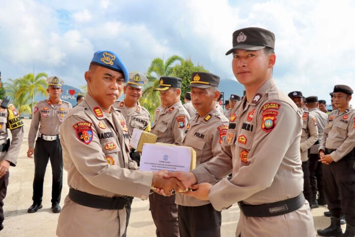 (Foto : abdi perdana - batamtv.com ) Wakapolres Kepulauan Anambas, Kompol Hendriyanto, S.H, M.H., bersama Satlantas Polres Kepulauan Anambas memberikan penghargaan kepada tiga personil teladan dalam penggunaan helm dan kedisiplinan lalu lintas. (Foto : abdi perdana - batamtv.com )