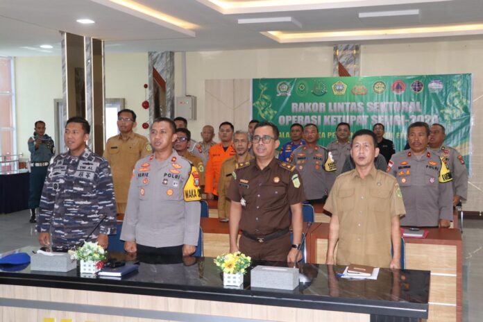 Rapat yang diadakan Kepolisian Resor Karimun  tersebut dipimpin oleh Kapolres Karimun AKBP Fadli Agus, S.I.K. M.H., atau diwakili oleh Wakapolres Karimun Kompol Herie Pramono, S.I.K. M.H., dengan kehadiran unsur Forkopimda Kabupaten Karimun dan lintas vertikal. (Foto: abdi perdana - abatamtv.com)