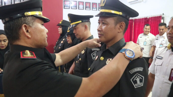 Kenaikan pangkat lima pegawai Lapas Kelas IIA Tanjungpinang dipimpin oleh Kalapas Maman Hermawan (Foto: abdi perdana - batamtv.com)