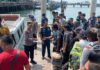 read news – Inilah Gelombang Pemudik Gratis Bintan dari Kapolres Kapolres Bintan AKBP Riky Iswoyo, S.I.K., M.M secara langsung melepas para pemudik dari Pelabuhan Linggi Tanjung Uban. (Foto: abdi perdana - batamtv. Com)