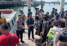 read news – Inilah Gelombang Pemudik Gratis Bintan dari Kapolres Kapolres Bintan AKBP Riky Iswoyo, S.I.K., M.M secara langsung melepas para pemudik dari Pelabuhan Linggi Tanjung Uban. (Foto: abdi perdana - batamtv. Com)