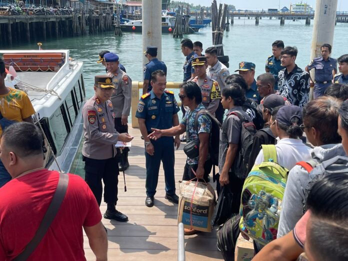 Kapolres Bintan AKBP Riky Iswoyo, S.I.K., M.M secara langsung melepas para pemudik dari Pelabuhan Linggi Tanjung Uban. (Foto: abdi perdana - batamtv. Com)