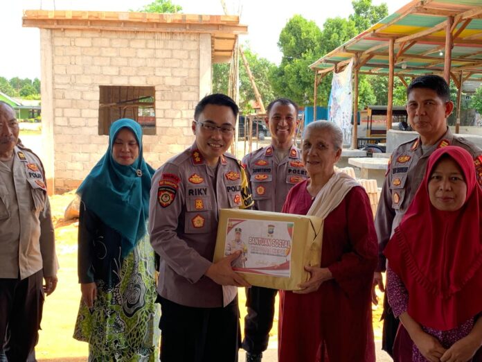 Saat pelaksanaan Jumat Curhat tersebut, Kapolres Bintan didampingi oleh Kasat Binmas Polres Bintan AKP Edi Supandi, Kapolsek Bintan Utara Kompol Suwitnyo, S.H., Camat Seri Kuala Lobam, Lurah Tanjung Permai, dan juga dihadiri oleh staf pemerintah Kelurahan Tanjung Permai serta tokoh masyarakat setempat. (Foto : abdi perdana - batamtv.com)